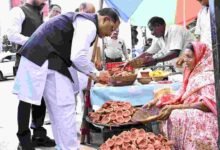 सड़क किनारे पसरे पर अचानक पहुंचे मुख्यमंत्री विष्णु देव साय, मीरा के पसरे से खरीदा ‘आशीर्वाद का दीया’