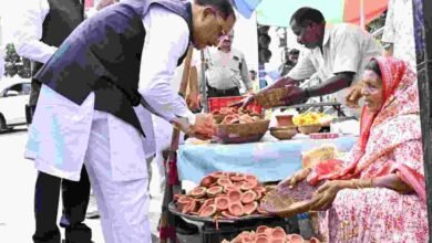 सड़क किनारे पसरे पर अचानक पहुंचे मुख्यमंत्री विष्णु देव साय, मीरा के पसरे से खरीदा ‘आशीर्वाद का दीया’ सड़क किनारे पसरे पर अचानक पहुंचे मुख्यमंत्री विष्णु देव साय, मीरा के पसरे से खरीदा ‘आशीर्वाद का दीया’