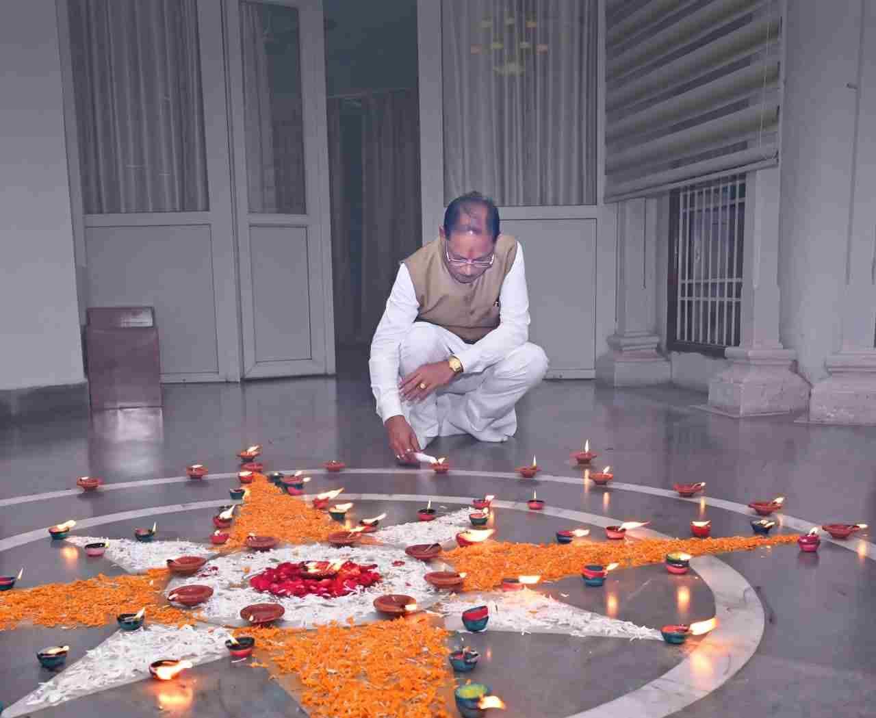प्रधानमंत्री नरेंद्र मोदी के जन्मदिवस पर मुख्यमंत्री विष्णु देव साय ने अपने निवास पर जलाया ‘आशीर्वाद का दीया’ प्रधानमंत्री नरेंद्र मोदी के जन्मदिवस पर मुख्यमंत्री विष्णु देव साय ने अपने निवास पर जलाया ‘आशीर्वाद का दीया’