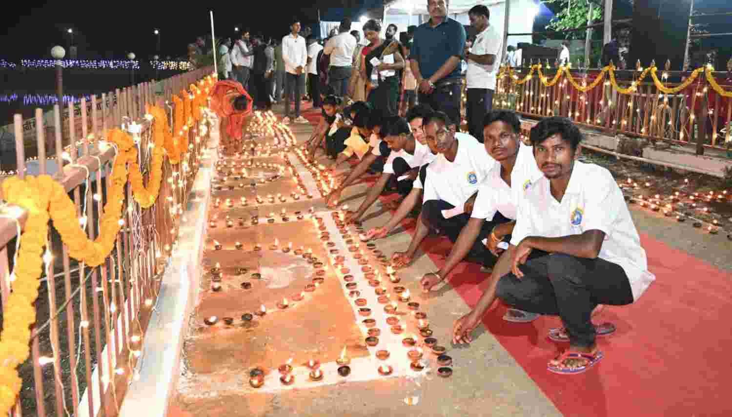 बंदूक की जगह हाथ में ‘आशीर्वाद का दिया’,अबूझमाड़ में हिंसा के अंधेरे से जनसेवा और आत्मनिर्भरता की नई भोर बंदूक की जगह हाथ में ‘आशीर्वाद का दिया’,अबूझमाड़ में हिंसा के अंधेरे से जनसेवा और आत्मनिर्भरता की नई भोर