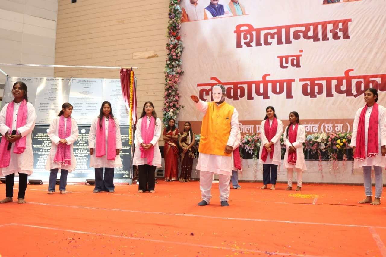नमो सेवा-अनकही कहानियां : छात्रों ने प्रधानमंत्री नरेन्द्र मोदी के 25 वर्षों की सेवा यात्रा का किया मंचन नमो सेवा-अनकही कहानियां : छात्रों ने प्रधानमंत्री नरेन्द्र मोदी के 25 वर्षों की सेवा यात्रा का किया मंचन