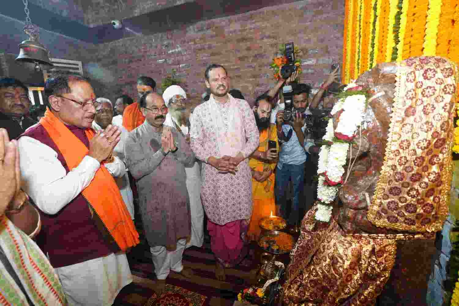 मुख्यमंत्री विष्णु देव साय ने मदकूद्वीप के प्राचीन मंदिरों में की पूजा-अर्चना मुख्यमंत्री विष्णु देव साय ने मदकूद्वीप के प्राचीन मंदिरों में की पूजा-अर्चना