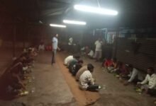 नेलसनार में बाढ़ के बीच जिला प्रशासन की मानवीय पहल, बाढ़ में फंसे यात्रियों को कराया भोजन