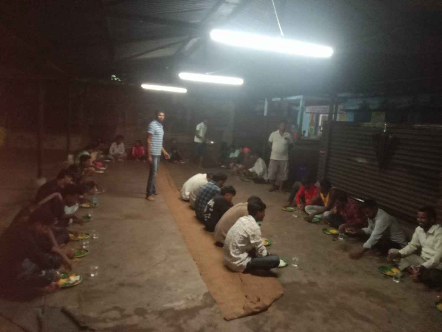 नेलसनार में बाढ़ के बीच जिला प्रशासन की मानवीय पहल, बाढ़ में फंसे यात्रियों को कराया भोजन नेलसनार में बाढ़ के बीच जिला प्रशासन की मानवीय पहल, बाढ़ में फंसे यात्रियों को कराया भोजन
