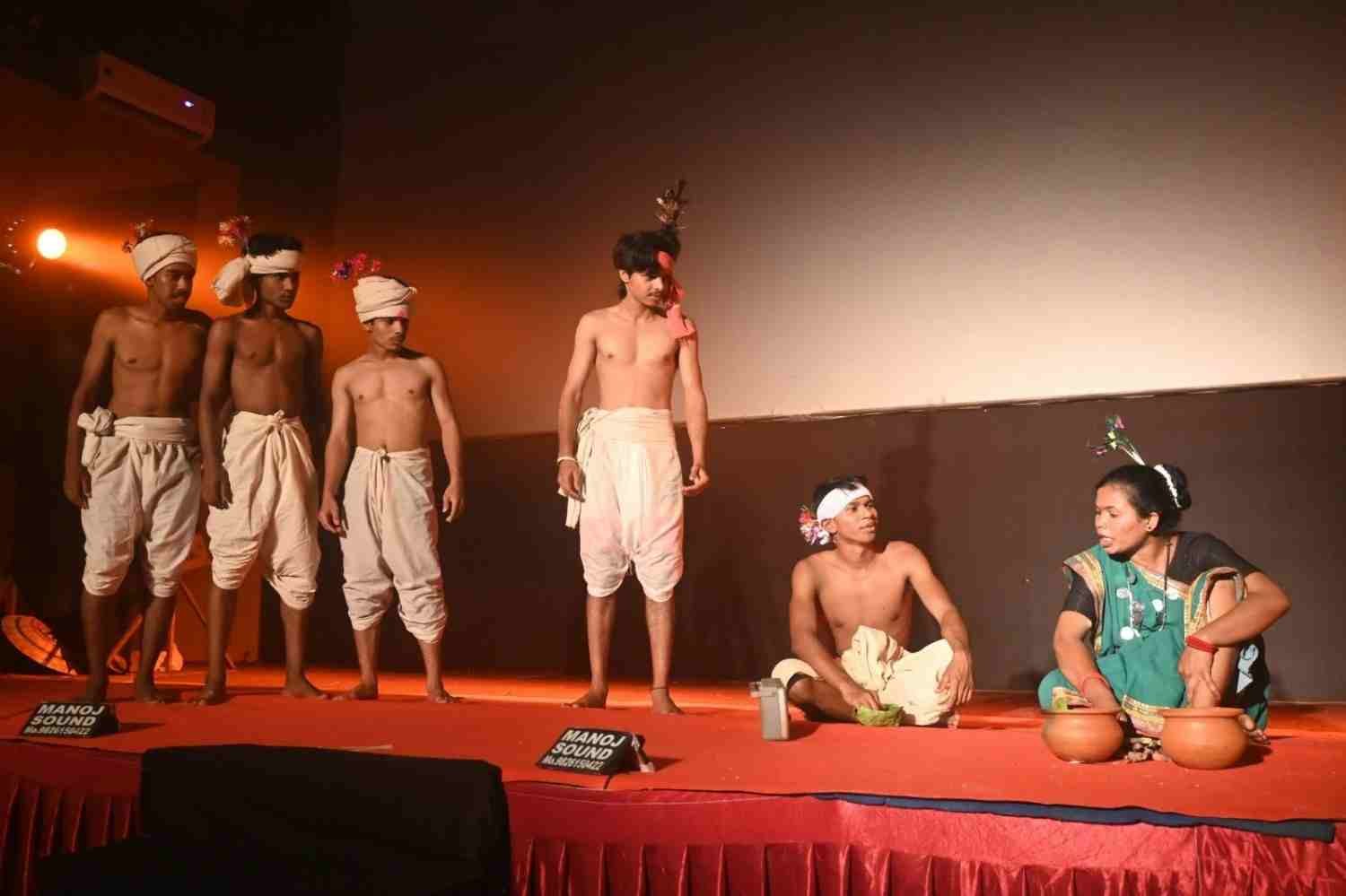 नारायणपुर जिला प्रशासन की पहल से पुनर्वासित युवाओं को NSD नई दिल्ली के विशेषज्ञों से मिला 30 दिवसीय नाट्य प्रशिक्षण नारायणपुर जिला प्रशासन की पहल से पुनर्वासित युवाओं को NSD नई दिल्ली के विशेषज्ञों से मिला 30 दिवसीय नाट्य प्रशिक्षण