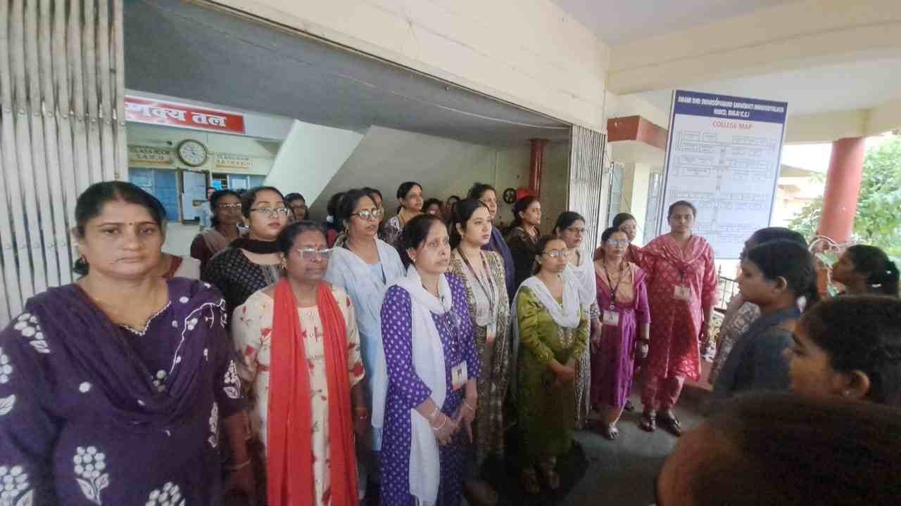 वंदे मातरम् के सामूहिक गायन से देशभक्ति के रंग में रंगा स्वरूपानंद महाविद्यालय परिसर वंदे मातरम् के सामूहिक गायन से देशभक्ति के रंग में रंगा स्वरूपानंद महाविद्यालय परिसर