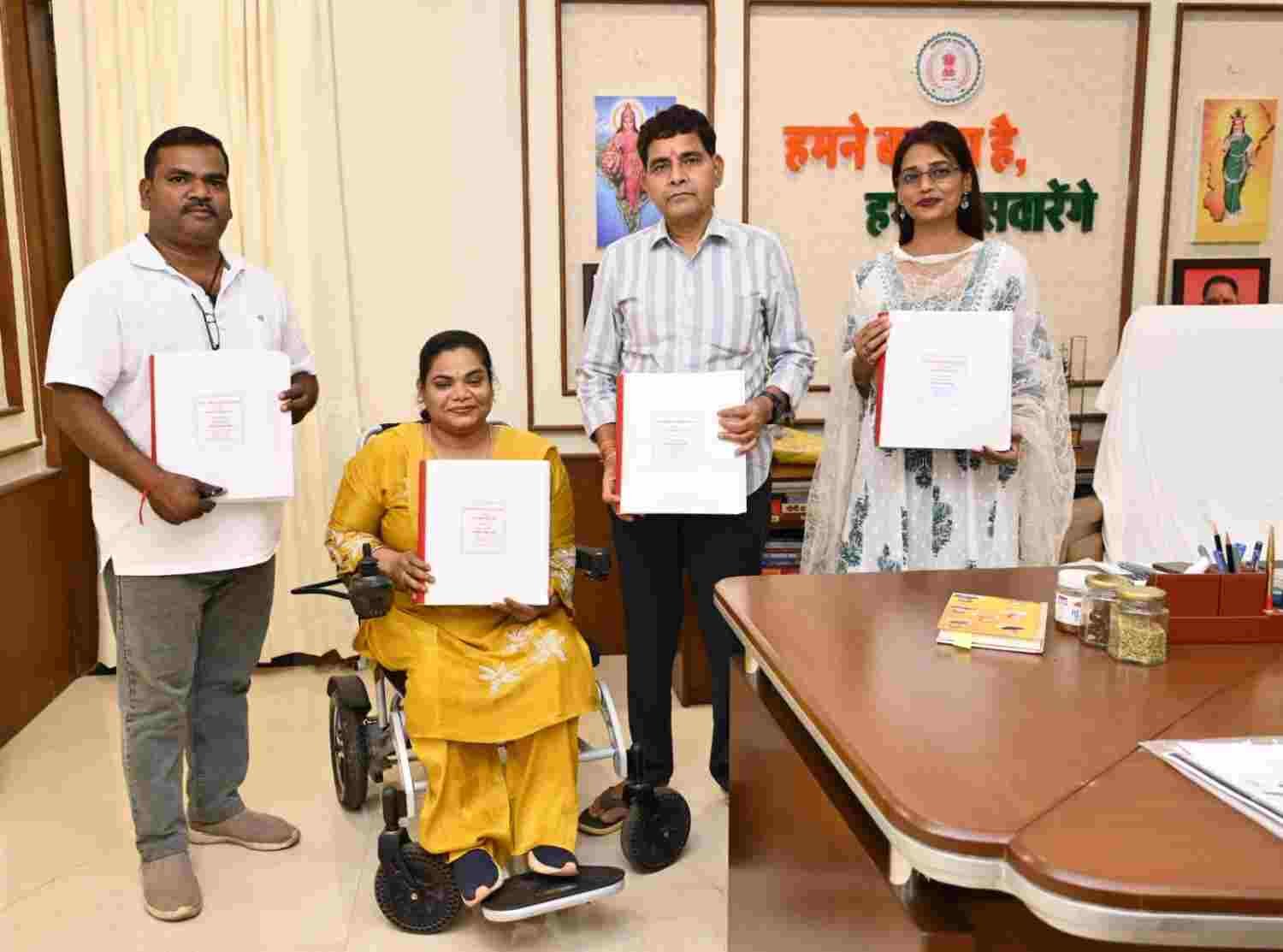 ब्रेल पुस्तक से दृष्टिबाधित विद्यार्थियों को कानूनी अधिकारों और शासकीय योजनाओं की मिलेगी जानकारी – राजस्व मंत्री टंक राम वर्मा ब्रेल पुस्तक से दृष्टिबाधित विद्यार्थियों को कानूनी अधिकारों और शासकीय योजनाओं की मिलेगी जानकारी – राजस्व मंत्री टंक राम वर्मा