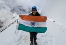 लखनऊ की पर्वतारोही पूर्वा धवन ने 5,826 मीटर ऊंची रुद्रगैरा चोटी पर फहराया तिरंगा