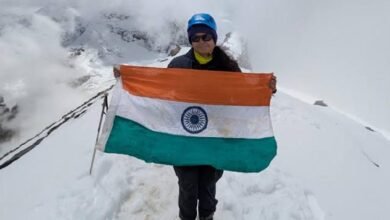 लखनऊ की पर्वतारोही पूर्वा धवन ने 5,826 मीटर ऊंची रुद्रगैरा चोटी पर फहराया तिरंगा लखनऊ की पर्वतारोही पूर्वा धवन ने 5,826 मीटर ऊंची रुद्रगैरा चोटी पर फहराया तिरंगा