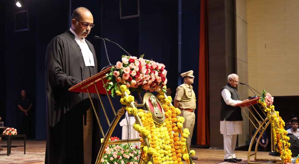 मध्यप्रदेश हाईकोर्ट को मिला नया चीफ जस्टिस, राज्यपाल पटेल ने न्यायमूर्ति कोगजे को दिलाई शपथ मध्यप्रदेश हाईकोर्ट को मिला नया चीफ जस्टिस, राज्यपाल पटेल ने न्यायमूर्ति कोगजे को दिलाई शपथ