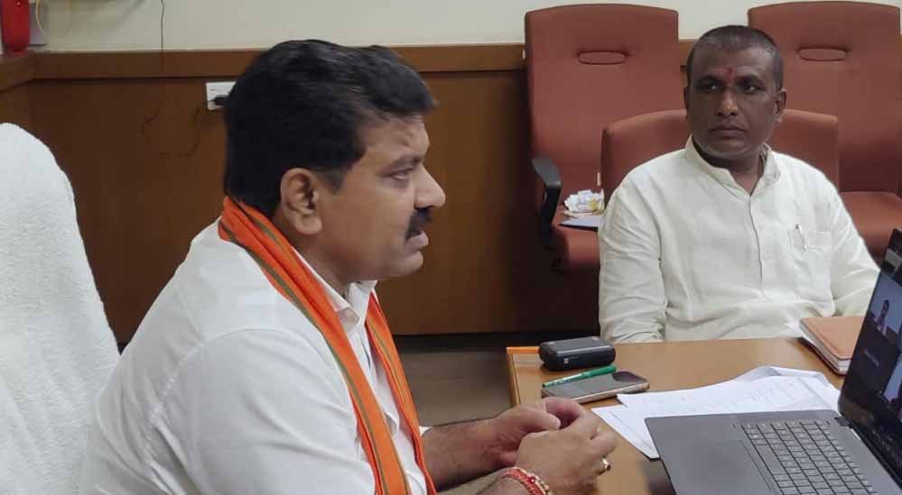 रायपुर : सेवा संकल्प अभियान- ‘आशीर्वाद का दीया’ कार्यक्रम की तैयारियों को लेकर उप मुख्यमंत्री विजय शर्मा ने की वर्चुअल समीक्षा रायपुर : सेवा संकल्प अभियान- ‘आशीर्वाद का दीया’ कार्यक्रम की तैयारियों को लेकर उप मुख्यमंत्री विजय शर्मा ने की वर्चुअल समीक्षा