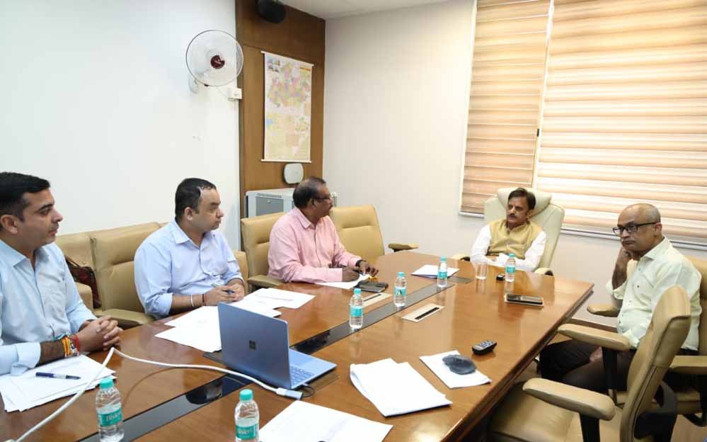 नर्सिंग छात्रों के परीक्षा परिणाम के संबंध में उप मुख्यमंत्री शुक्ल ने की समीक्षा नर्सिंग छात्रों के परीक्षा परिणाम के संबंध में उप मुख्यमंत्री शुक्ल ने की समीक्षा