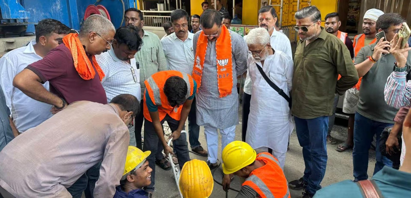 मुख्य लाइन जाम कर सहायक गलियों में सीवर ओवरफ्लो कराने की साजिश, नगर निगम ने भेलूपुर थाने में दी तहरीर मुख्य लाइन जाम कर सहायक गलियों में सीवर ओवरफ्लो कराने की साजिश, नगर निगम ने भेलूपुर थाने में दी तहरीर