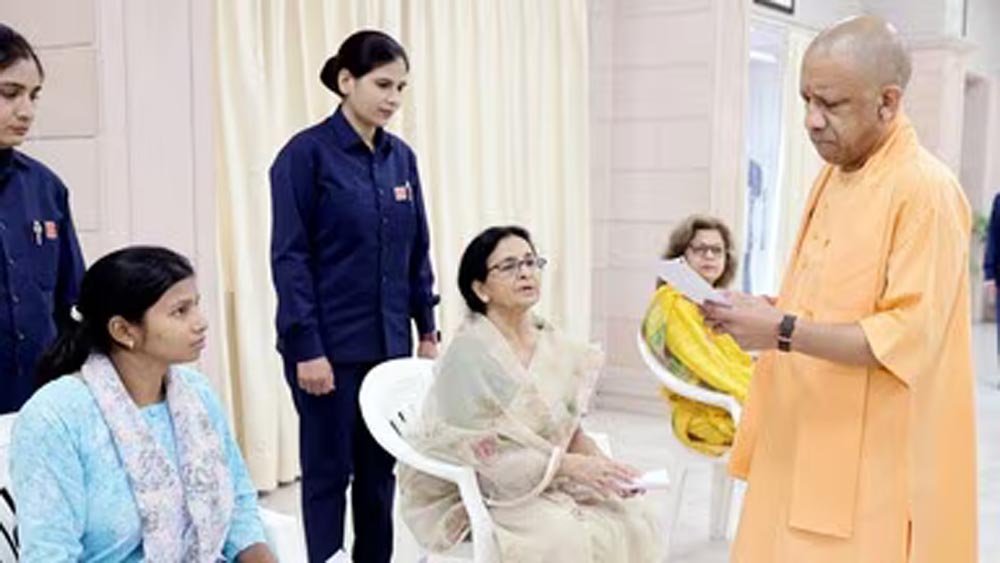 जनता दर्शन में सीएम योगी सख्त, भू-माफिया और लापरवाह पुलिसकर्मियों पर कार्रवाई के निर्देश