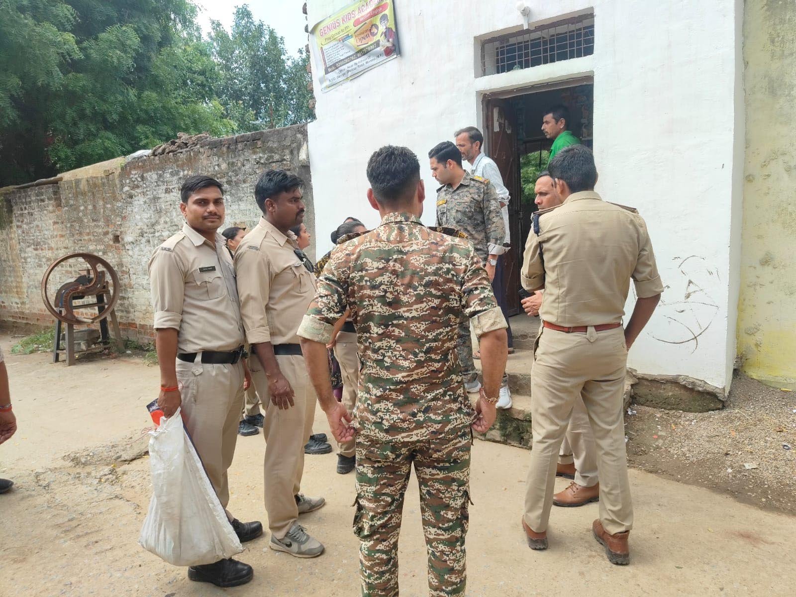 अवैध शराब के विरुद्ध आबकारी विभाग की कार्रवाई अवैध शराब के विरुद्ध आबकारी विभाग की कार्रवाई