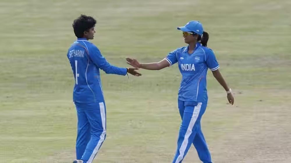 एशियन गेम्स में श्री चरणी का धमाल, 4 विकेट लेकर रचा इतिहास; बुमराह से भी बेहतर दिखा रिकॉर्ड एशियन गेम्स में श्री चरणी का धमाल, 4 विकेट लेकर रचा इतिहास; बुमराह से भी बेहतर दिखा रिकॉर्ड