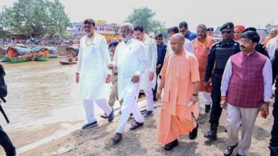 चित्रकूट में सीएम योगी ने बाढ़ पीड़ितों के घावों पर लगाया मरहम, बांटी राहत सामग्री, ढहे मकानों के लिए दिए चेक चित्रकूट में सीएम योगी ने बाढ़ पीड़ितों के घावों पर लगाया मरहम, बांटी राहत सामग्री, ढहे मकानों के लिए दिए चेक