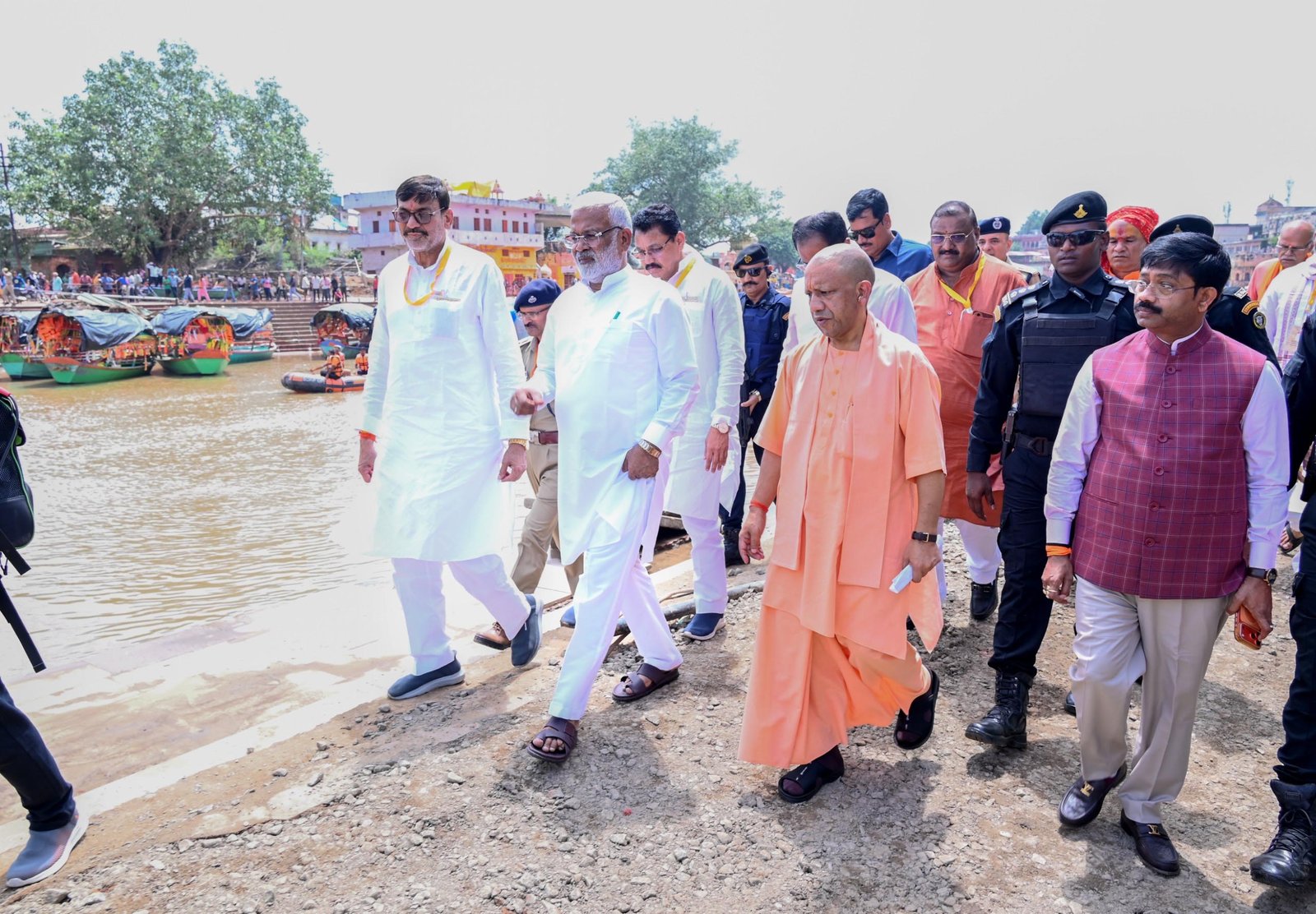 चित्रकूट में सीएम योगी ने बाढ़ पीड़ितों के घावों पर लगाया मरहम, बांटी राहत सामग्री, ढहे मकानों के लिए दिए चेक चित्रकूट में सीएम योगी ने बाढ़ पीड़ितों के घावों पर लगाया मरहम, बांटी राहत सामग्री, ढहे मकानों के लिए दिए चेक