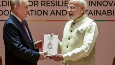PM मोदी ने राष्ट्रपति पुतिन को दिया खास तोहफा, भेंट की तिरुक्कुरल की रूसी भाषा में अनुवादित किताब PM मोदी ने राष्ट्रपति पुतिन को दिया खास तोहफा, भेंट की तिरुक्कुरल की रूसी भाषा में अनुवादित किताब