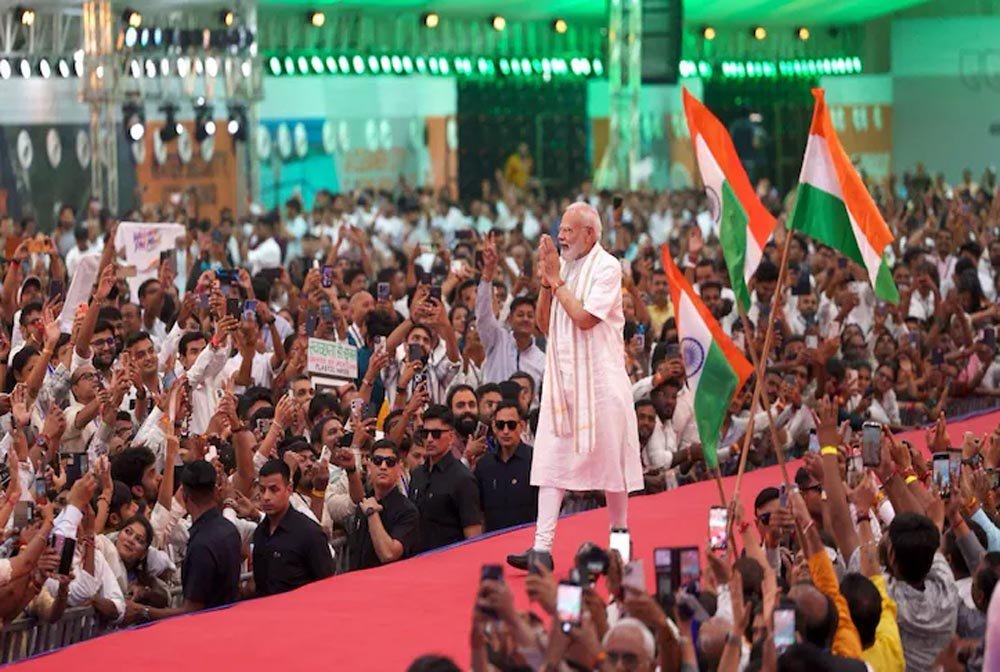 PM मोदी के मुंबई कार्यक्रम में सुरक्षा चूक! फर्जी PMO ID लेकर पहुंचा युवक, बॉडीगार्ड के पास मिली बंदूक PM मोदी के मुंबई कार्यक्रम में सुरक्षा चूक! फर्जी PMO ID लेकर पहुंचा युवक, बॉडीगार्ड के पास मिली बंदूक