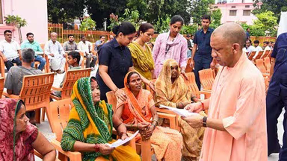 बारिश के बीच CM योगी का जनता दर्शन, करीब 200 फरियादियों की सुनी समस्याएं बारिश के बीच CM योगी का जनता दर्शन, करीब 200 फरियादियों की सुनी समस्याएं
