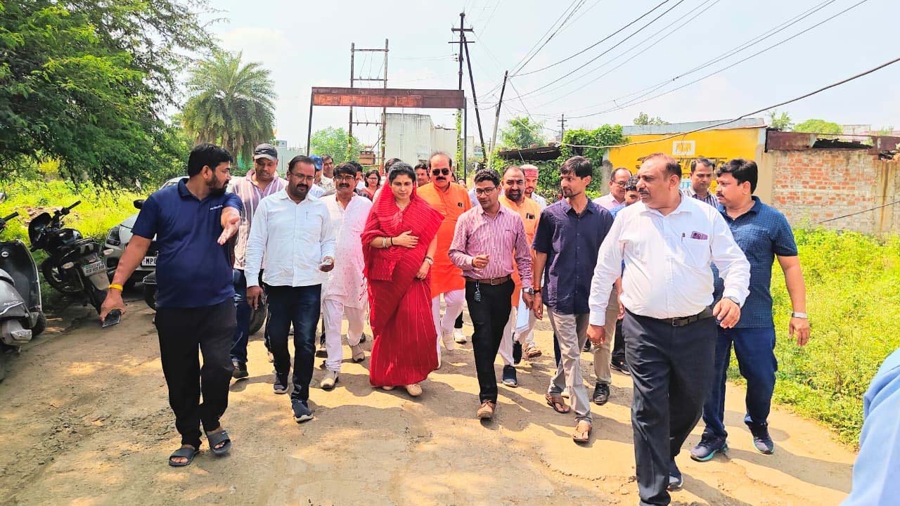 अवधपुरी में सड़कों का निरीक्षण, गड्ढे तुरंत भरने के निर्देश अवधपुरी में सड़कों का निरीक्षण, गड्ढे तुरंत भरने के निर्देश