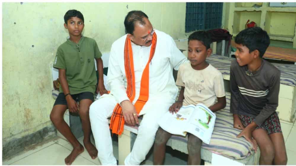 बच्चों के बीच पहुंचे मंत्री जायसवाल, सुविधाओं का लिया जायजा कहा, विद्यार्थियों की सुविधा में लापरवाही बर्दाश्त नहीं बच्चों के बीच पहुंचे मंत्री जायसवाल, सुविधाओं का लिया जायजा कहा, विद्यार्थियों की सुविधा में लापरवाही बर्दाश्त नहीं