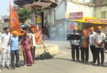 हिन्दू महासभा ने काले झंडों के साथ प्रदर्शन कर केंद्र सरकार का पुतला जलाया ,
