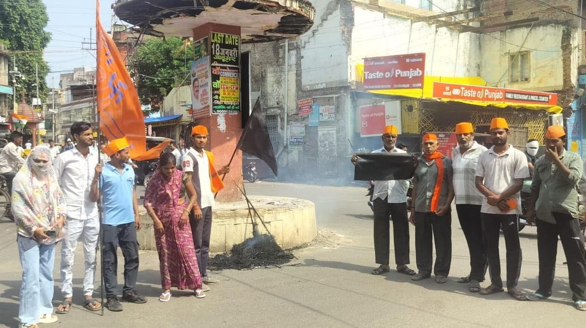 हिन्दू महासभा ने काले झंडों के साथ प्रदर्शन कर केंद्र सरकार का पुतला जलाया , हिन्दू महासभा ने काले झंडों के साथ प्रदर्शन कर केंद्र सरकार का पुतला जलाया ,
