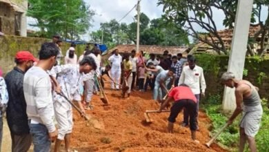 प्रशासन की अनदेखी के बाद युवाओं ने श्रमदान से 600 मीटर सड़क बना दी
