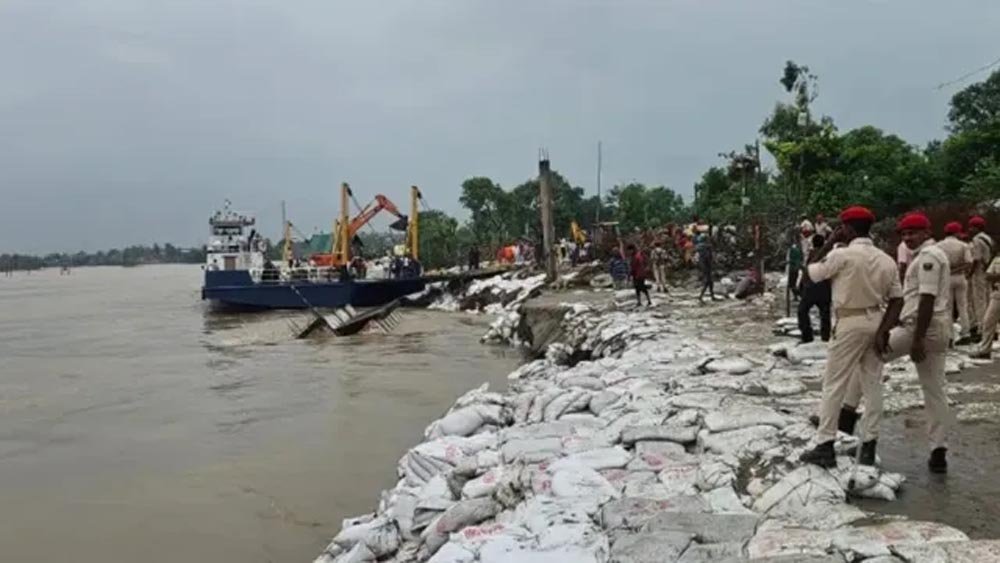 भागलपुर के राघोपुर में 32 साल से गंगा का कहर, करोड़ों खर्च के बाद भी कटाव जारी भागलपुर के राघोपुर में 32 साल से गंगा का कहर, करोड़ों खर्च के बाद भी कटाव जारी
