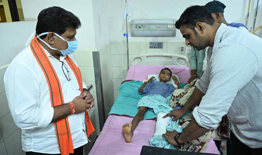उप मुख्यमंत्री विजय शर्मा ने एम्स रायपुर में महाराष्ट्र सड़क हादसे के घायलों से की मुलाकात उप मुख्यमंत्री विजय शर्मा ने एम्स रायपुर में महाराष्ट्र सड़क हादसे के घायलों से की मुलाकात