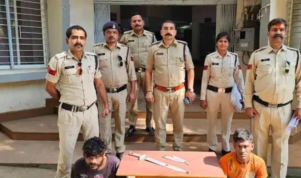 घातक तलवार और चाकू लेकर घूम रहे दो आरोपी कुठला पुलिस के हत्थे चढ़े, आर्म्स एक्ट के तहत हुई कार्रवाई, न्यायालय ने दोनों को भेजा जेल घातक तलवार और चाकू लेकर घूम रहे दो आरोपी कुठला पुलिस के हत्थे चढ़े, आर्म्स एक्ट के तहत हुई कार्रवाई, न्यायालय ने दोनों को भेजा जेल