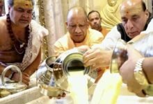 रक्षा मंत्री और मुख्यमंत्री ने बाबा विश्वनाथ के किए दर्शन, PM मोदी के लिए मांगी प्रार्थना