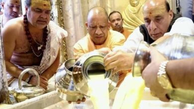 रक्षा मंत्री और मुख्यमंत्री ने बाबा विश्वनाथ के किए दर्शन, PM मोदी के लिए मांगी प्रार्थना रक्षा मंत्री और मुख्यमंत्री ने बाबा विश्वनाथ के किए दर्शन, PM मोदी के लिए मांगी प्रार्थना