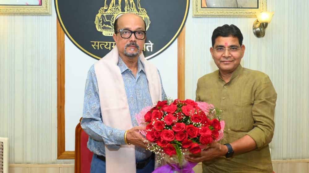 राज्यपाल रमेन डेका से मंत्री टंकराम वर्मा ने की सौजन्य भेंट राज्यपाल रमेन डेका से मंत्री टंकराम वर्मा ने की सौजन्य भेंट