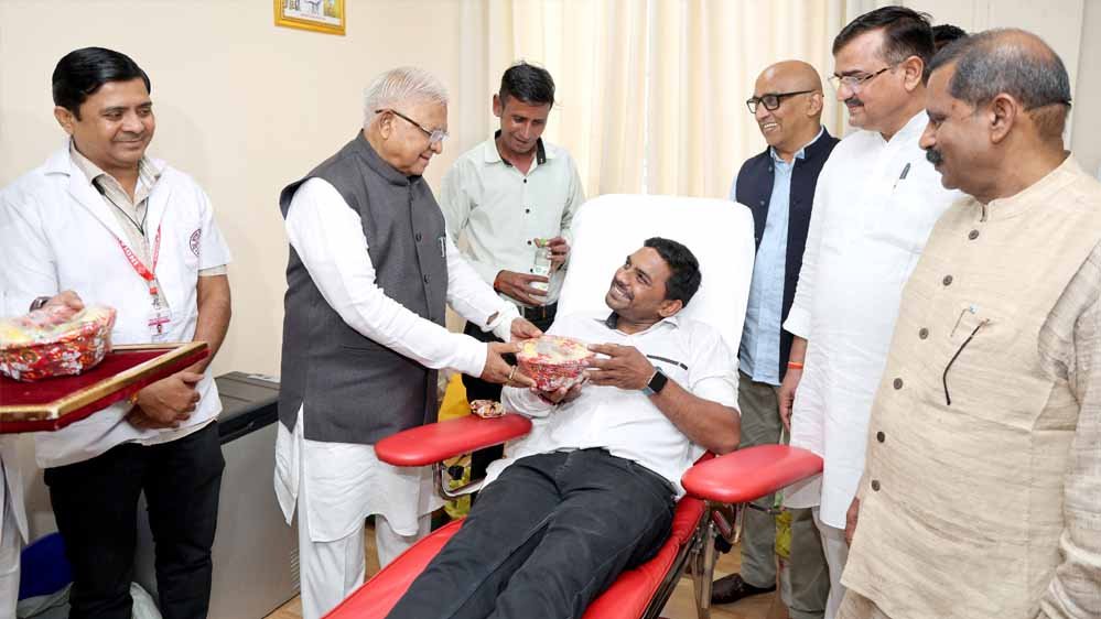 राज्यपाल पटेल ने लोकभवन में रक्तदान-स्वास्थ्य शिविर का किया शुभारंभ, 370 लोग हुए शामिल राज्यपाल पटेल ने लोकभवन में रक्तदान-स्वास्थ्य शिविर का किया शुभारंभ, 370 लोग हुए शामिल