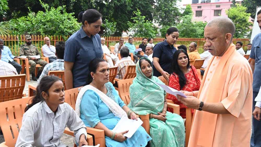 हर जरूरतमंद का आयुष्मान कार्ड बनाया जाए: सीएम योगी हर जरूरतमंद का आयुष्मान कार्ड बनाया जाए: सीएम योगी