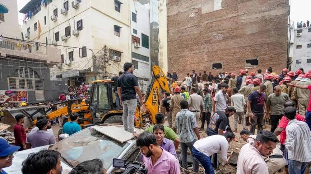 दिल्ली के सत्य निकेतन में 5 मंजिला इमारत भरभराकर गिरी, 6 की मौत; CCTV में कैद हुआ हादसा दिल्ली के सत्य निकेतन में 5 मंजिला इमारत भरभराकर गिरी, 6 की मौत; CCTV में कैद हुआ हादसा