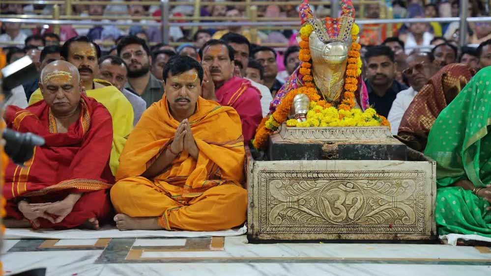 धोती पहन महाकाल के दरबार पहुंचे नितिन नबीन, 2 घंटे बैठकर देखी बाबा की आरती धोती पहन महाकाल के दरबार पहुंचे नितिन नबीन, 2 घंटे बैठकर देखी बाबा की आरती