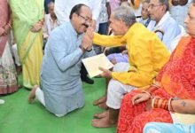 सेवा संकल्प अभियान में डिप्टी सीएम अरुण साव ने पेंशनधारियों के पैर पखार सेवा कर लिया आशीर्वाद, लोरमी में सेवा संकल्प का भावुक पल