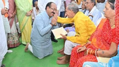 सेवा संकल्प अभियान में डिप्टी सीएम अरुण साव ने पेंशनधारियों के पैर पखार सेवा कर लिया आशीर्वाद, लोरमी में सेवा संकल्प का भावुक पल