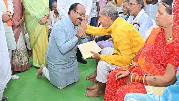 सेवा संकल्प अभियान में डिप्टी सीएम अरुण साव ने पेंशनधारियों के पैर पखार सेवा कर लिया आशीर्वाद, लोरमी में सेवा संकल्प का भावुक पल सेवा संकल्प अभियान में डिप्टी सीएम अरुण साव ने पेंशनधारियों के पैर पखार सेवा कर लिया आशीर्वाद, लोरमी में सेवा संकल्प का भावुक पल
