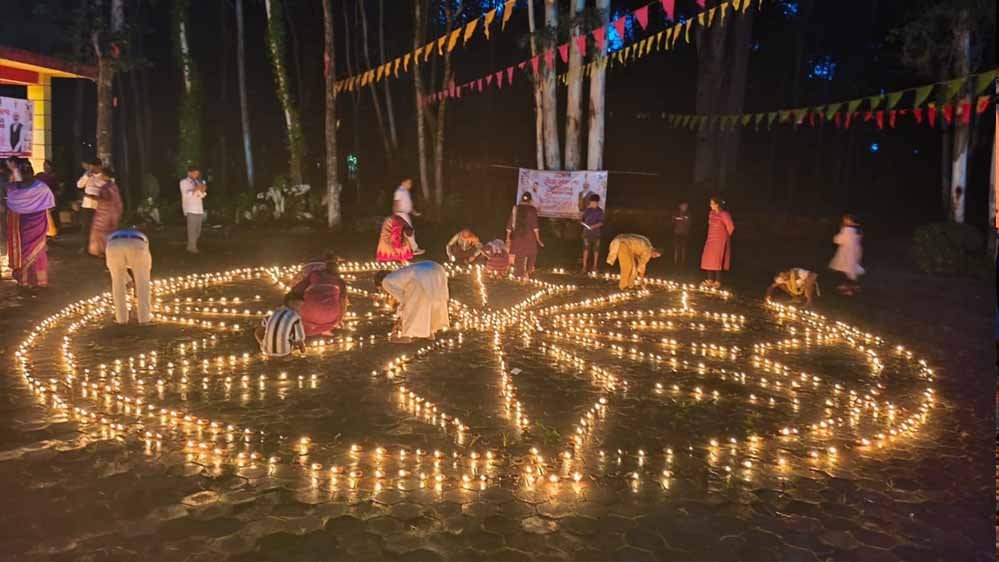 ‘आशीर्वाद का दीया’ से जगमगाया रायगढ़, सिंदूर पार्क में 40 हजार से अधिक दीप प्रज्वलित ‘आशीर्वाद का दीया’ से जगमगाया रायगढ़, सिंदूर पार्क में 40 हजार से अधिक दीप प्रज्वलित