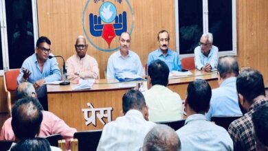 पेंशन बंद होने से प्राध्यापक परेशान, बोले- ‘हमने देश सेवा के लिए विद्यार्थी तैयार किए, अब रोटी को मोहताज’ पेंशन बंद होने से प्राध्यापक परेशान, बोले- ‘हमने देश सेवा के लिए विद्यार्थी तैयार किए, अब रोटी को मोहताज’