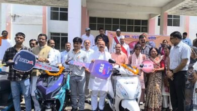 मुख्यमंत्री स्कूटी योजना के अंतर्गत 10 मेधावी विद्यार्थियों को प्रदान की गई स्कूटी