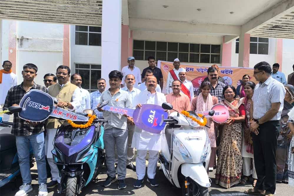 मुख्यमंत्री स्कूटी योजना के अंतर्गत 10 मेधावी विद्यार्थियों को प्रदान की गई स्कूटी मुख्यमंत्री स्कूटी योजना के अंतर्गत 10 मेधावी विद्यार्थियों को प्रदान की गई स्कूटी