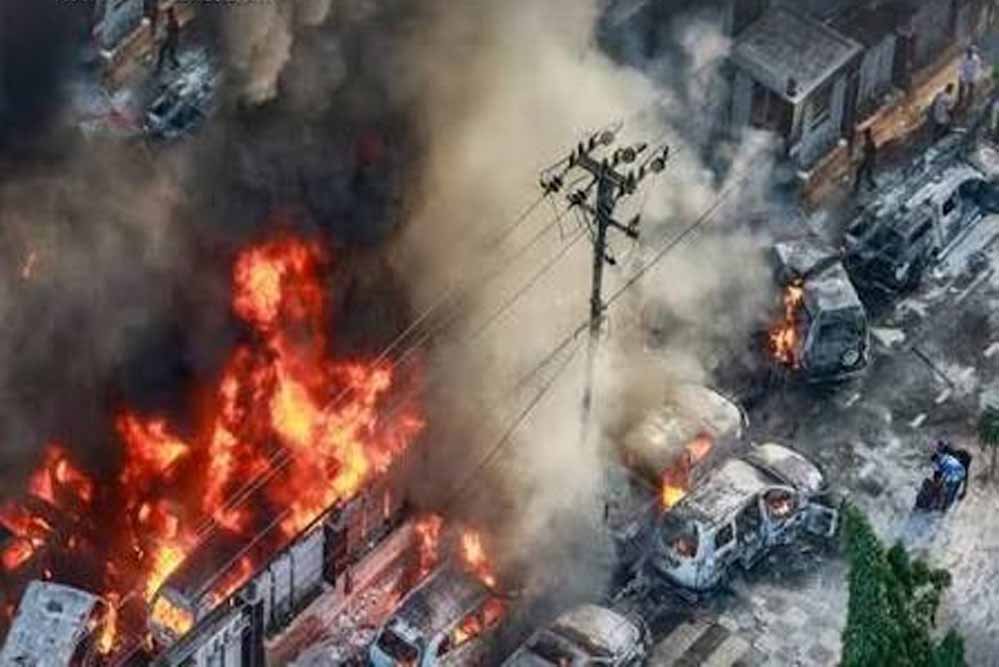बांग्लादेश में 7 धमाकों से दहशत, 200 जगहों पर देसी बम मिलने से मचा हड़कंप बांग्लादेश में 7 धमाकों से दहशत, 200 जगहों पर देसी बम मिलने से मचा हड़कंप