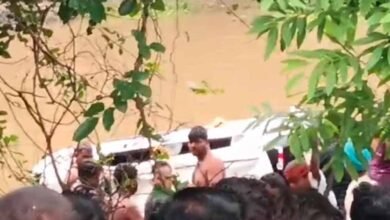 आगर-मालवा में दर्दनाक हादसा, नाले में गिरी कार; 3 बच्चों और 2 महिलाओं समेत 8 श्रद्धालुओं की मौत आगर-मालवा में दर्दनाक हादसा, नाले में गिरी कार; 3 बच्चों और 2 महिलाओं समेत 8 श्रद्धालुओं की मौत
