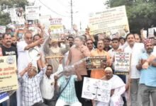 भोपाल में सीलिंग के खिलाफ व्यापारियों का हल्लाबोल, बैरिकेड्स तोड़ CM हाउस की ओर बढ़े